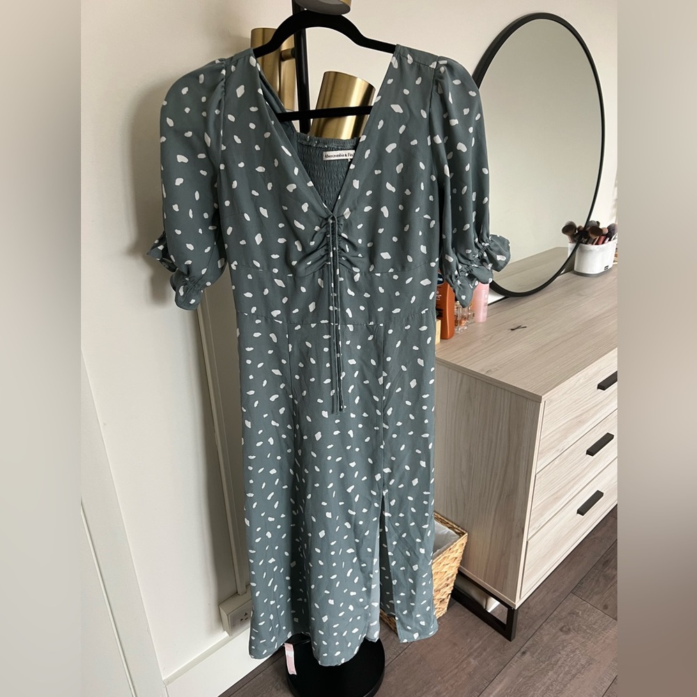 Abercrombie and Fitch Midi dress with cute sleeves and slit!